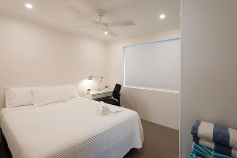 Stylish 3 Bedroom Beachview Apartment - E Caravan Parks 10