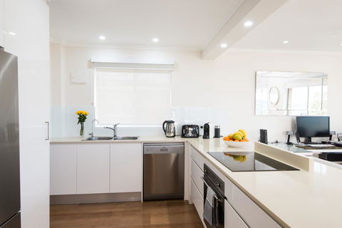 Stylish 3 Bedroom Beachview Apartment - E Caravan Parks 6