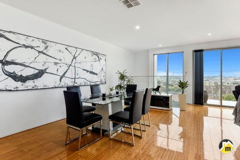 BENGALEE EXECUTIVE TOWNHOUSE- MODERN & STYLISH - E Caravan Parks 13