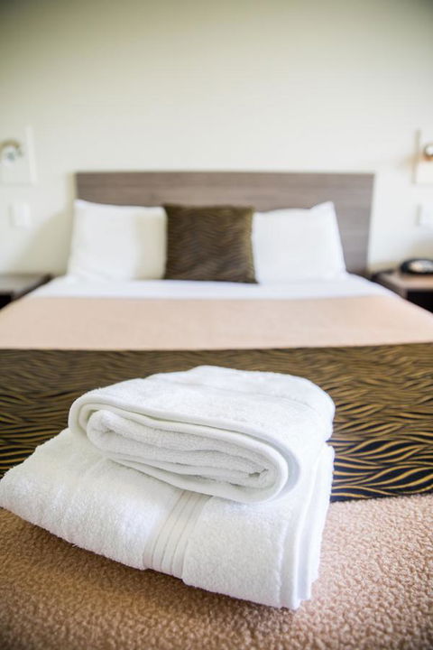 Lilac City Motor Inn & Steakhouse - E Caravan Parks 4