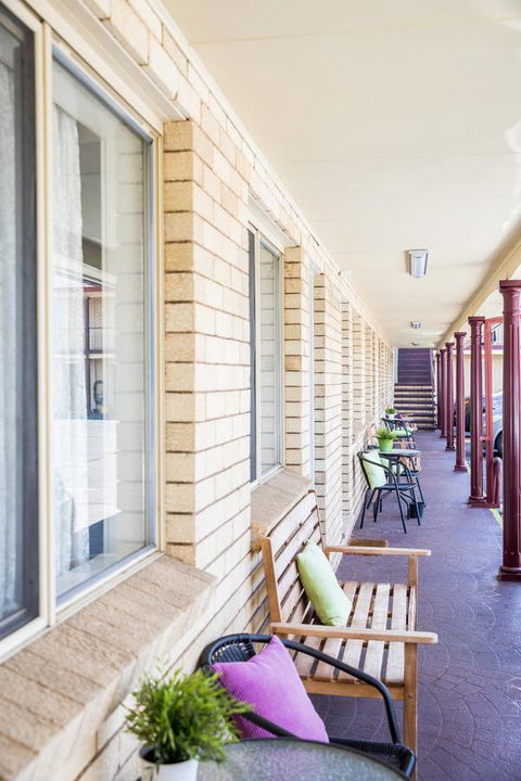 Lilac City Motor Inn & Steakhouse - E Caravan Parks 13