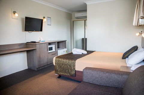 Lilac City Motor Inn & Steakhouse - E Caravan Parks 9