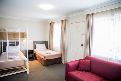 Lilac City Motor Inn & Steakhouse - E Caravan Parks 15