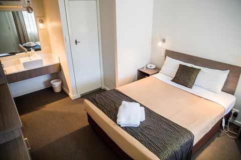 Lilac City Motor Inn & Steakhouse - E Caravan Parks 29