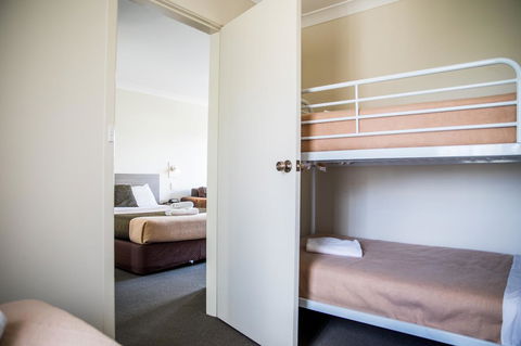 Lilac City Motor Inn & Steakhouse - E Caravan Parks 20