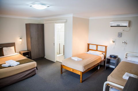 Lilac City Motor Inn & Steakhouse - E Caravan Parks 21