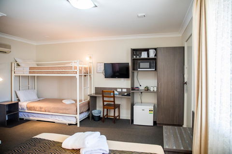 Lilac City Motor Inn & Steakhouse - E Caravan Parks 3
