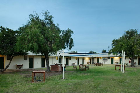 The Anglers Inn - E Caravan Parks 0