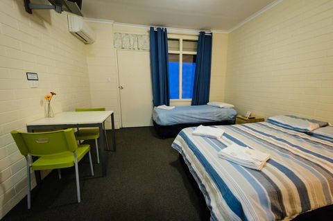 The Anglers Inn - E Caravan Parks 22