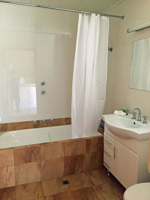 Coonawarra Place Motor Inn - E Caravan Parks 7