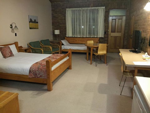 Coonawarra Place Motor Inn - E Caravan Parks 1