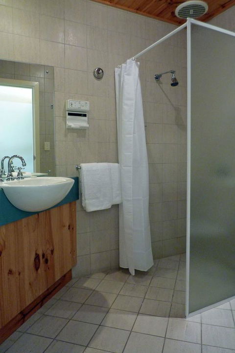 Coonawarra Place Motor Inn - E Caravan Parks 17
