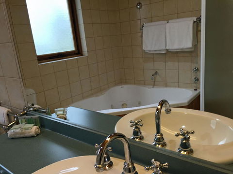 Coonawarra Place Motor Inn - E Caravan Parks 40