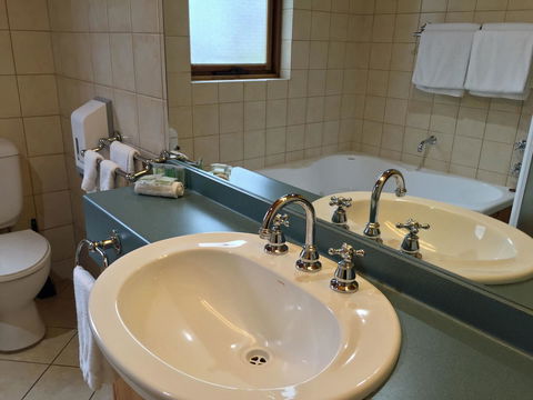 Coonawarra Place Motor Inn - E Caravan Parks 44
