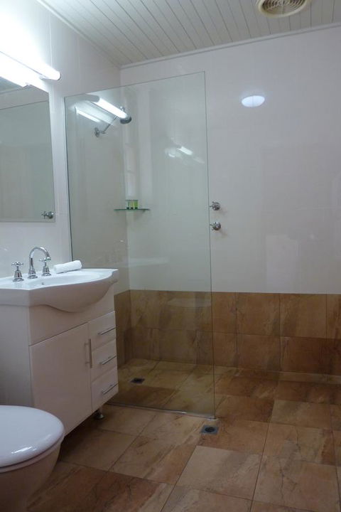 Coonawarra Place Motor Inn - E Caravan Parks 13