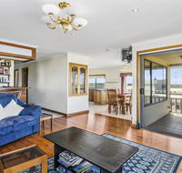 Rocks Retreat House with Sea Views - E Caravan Parks