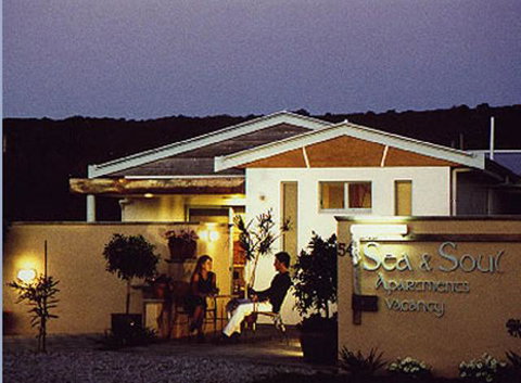 Sea & Soul Beachside Apartments - E Caravan Parks 6