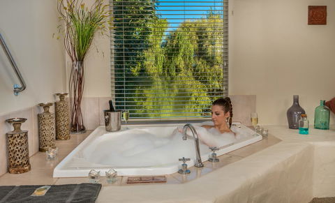 Chimes Spa Retreat - E Caravan Parks 15