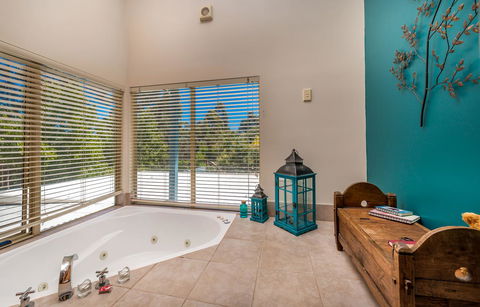 Chimes Spa Retreat - E Caravan Parks 9
