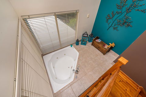 Chimes Spa Retreat - E Caravan Parks 11