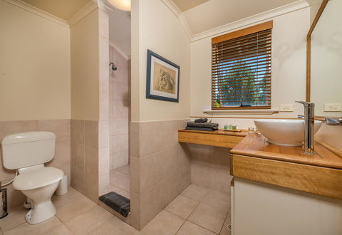 Chimes Spa Retreat - E Caravan Parks 18