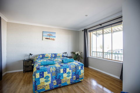 Shark Bay Seafront Apartments - E Caravan Parks 31