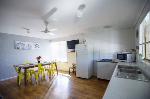 Shark Bay Seafront Apartments - E Caravan Parks 1
