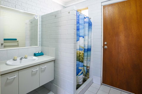 Shark Bay Seafront Apartments - E Caravan Parks 10