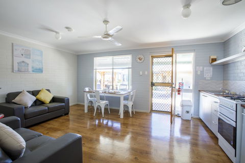 Shark Bay Seafront Apartments - E Caravan Parks 12