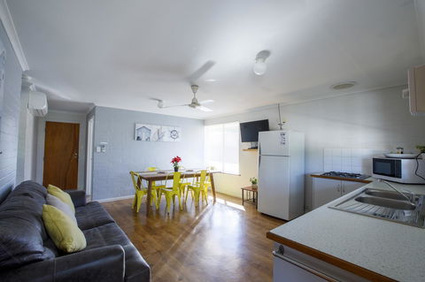 Shark Bay Seafront Apartments - E Caravan Parks 39