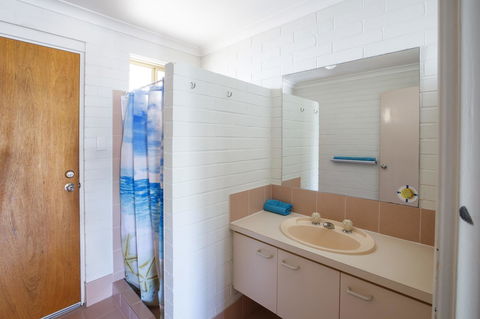 Shark Bay Seafront Apartments - E Caravan Parks 13