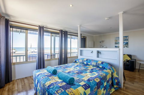 Shark Bay Seafront Apartments - E Caravan Parks 16