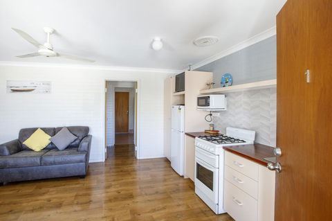 Shark Bay Seafront Apartments - E Caravan Parks 11