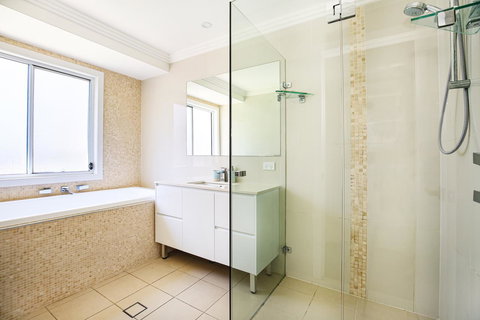 Calming Waters - Pet Friendly - Community Pool - E Caravan Parks 23