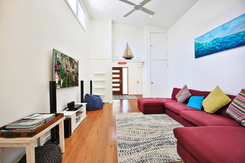 Calming Waters - Pet Friendly - Community Pool - E Caravan Parks 3