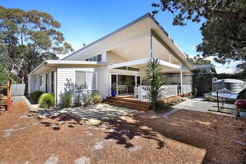 Calming Waters - Pet Friendly - Community Pool - E Caravan Parks 32