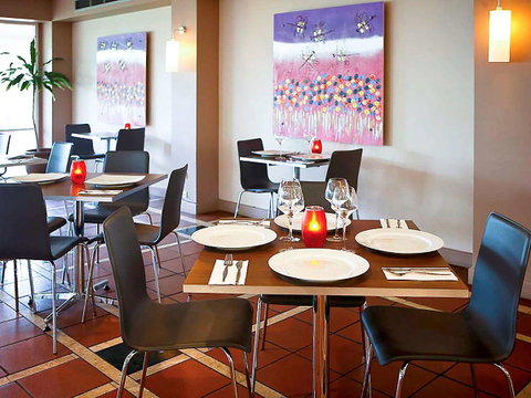 The Continental Hotel - E Caravan Parks 31