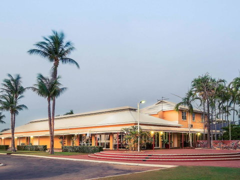 The Continental Hotel - E Caravan Parks 4