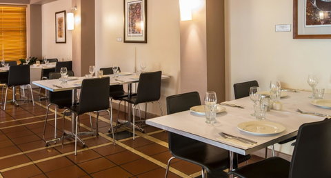 The Continental Hotel - E Caravan Parks 10