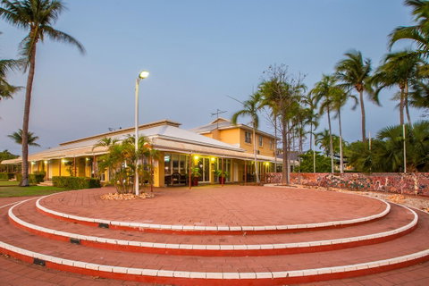 The Continental Hotel - E Caravan Parks 8