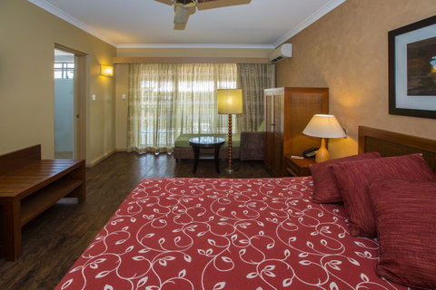 The Continental Hotel - E Caravan Parks 32