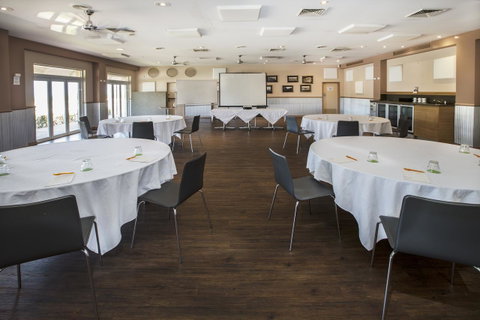 The Continental Hotel - E Caravan Parks 19