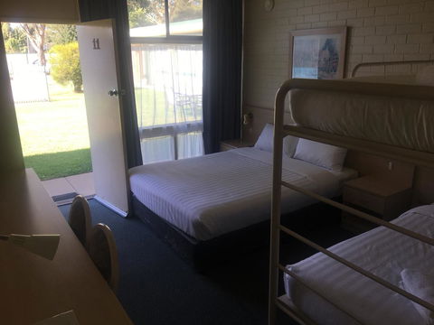 Junee Motor Inn - E Caravan Parks 16