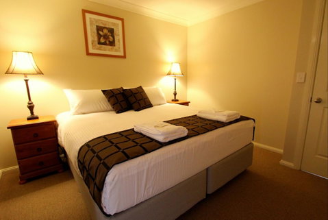 Colonial Court Villas - E Caravan Parks 24