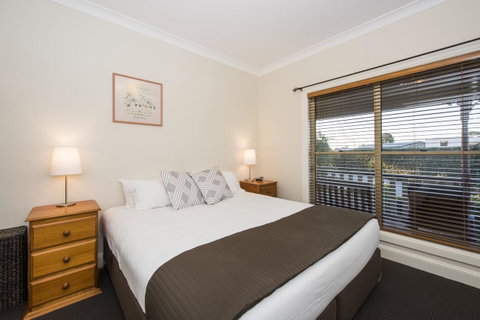 Colonial Court Villas - E Caravan Parks 11