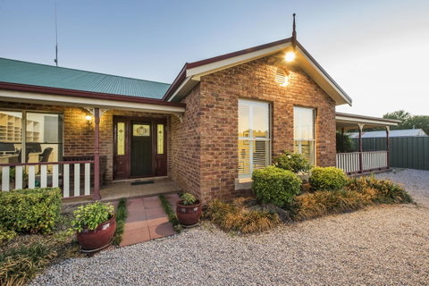 Colonial Court Villas - E Caravan Parks 1