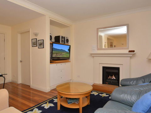 Villa 2br Prosecco Villa Located Within Cypress Lakes Resort - E Caravan Parks 1
