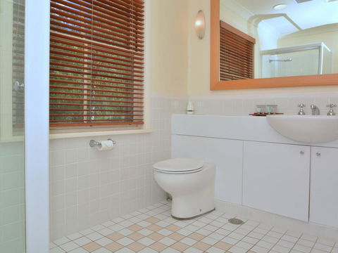 Villa 2br Prosecco Villa Located Within Cypress Lakes Resort - E Caravan Parks 15