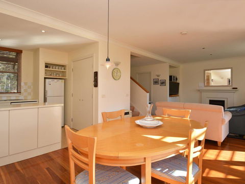 Villa 2br Prosecco Villa Located Within Cypress Lakes Resort - E Caravan Parks 6