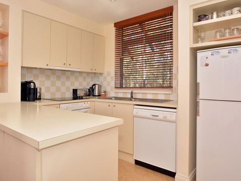 Villa 2br Prosecco Villa Located Within Cypress Lakes Resort - E Caravan Parks 8